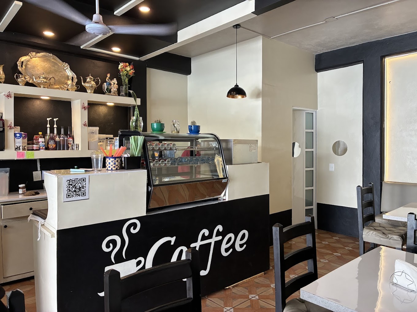 Taza de café artesanal con granos de café